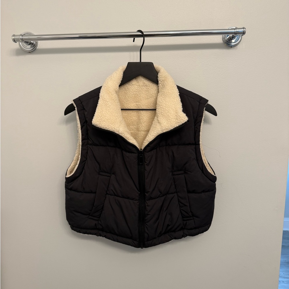 Altar’d State Sherpa Lined Puffer Vest Black Cream Women’s Small